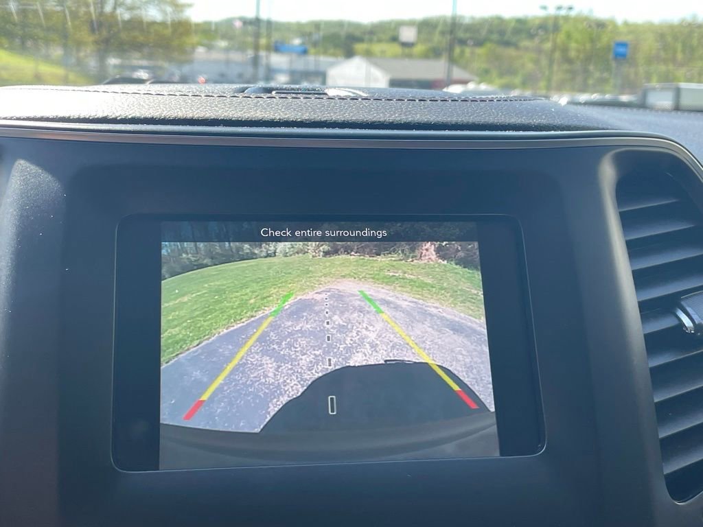 Used 2019 Jeep Cherokee Latitude Plus w/ Cold Weather Group AWD/4WD image 40