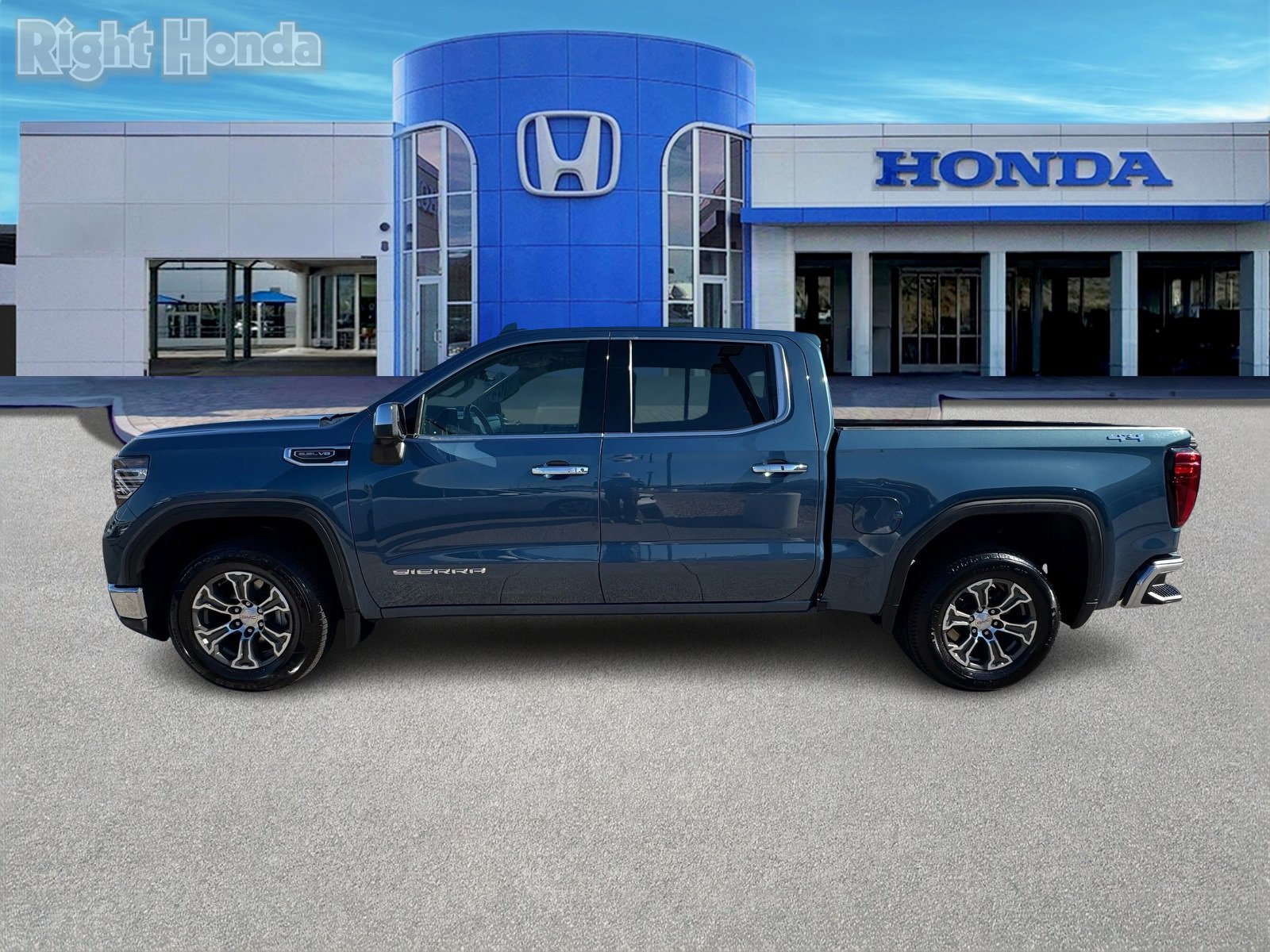 Used 2024 GMC Sierra 1500 SLT image 3