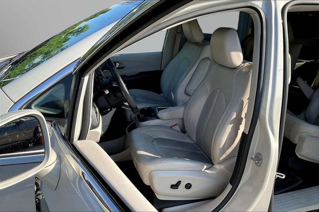 Used 2021 Chrysler Pacifica Touring-L w/ Uconnect Theater Family Group FWD image 21