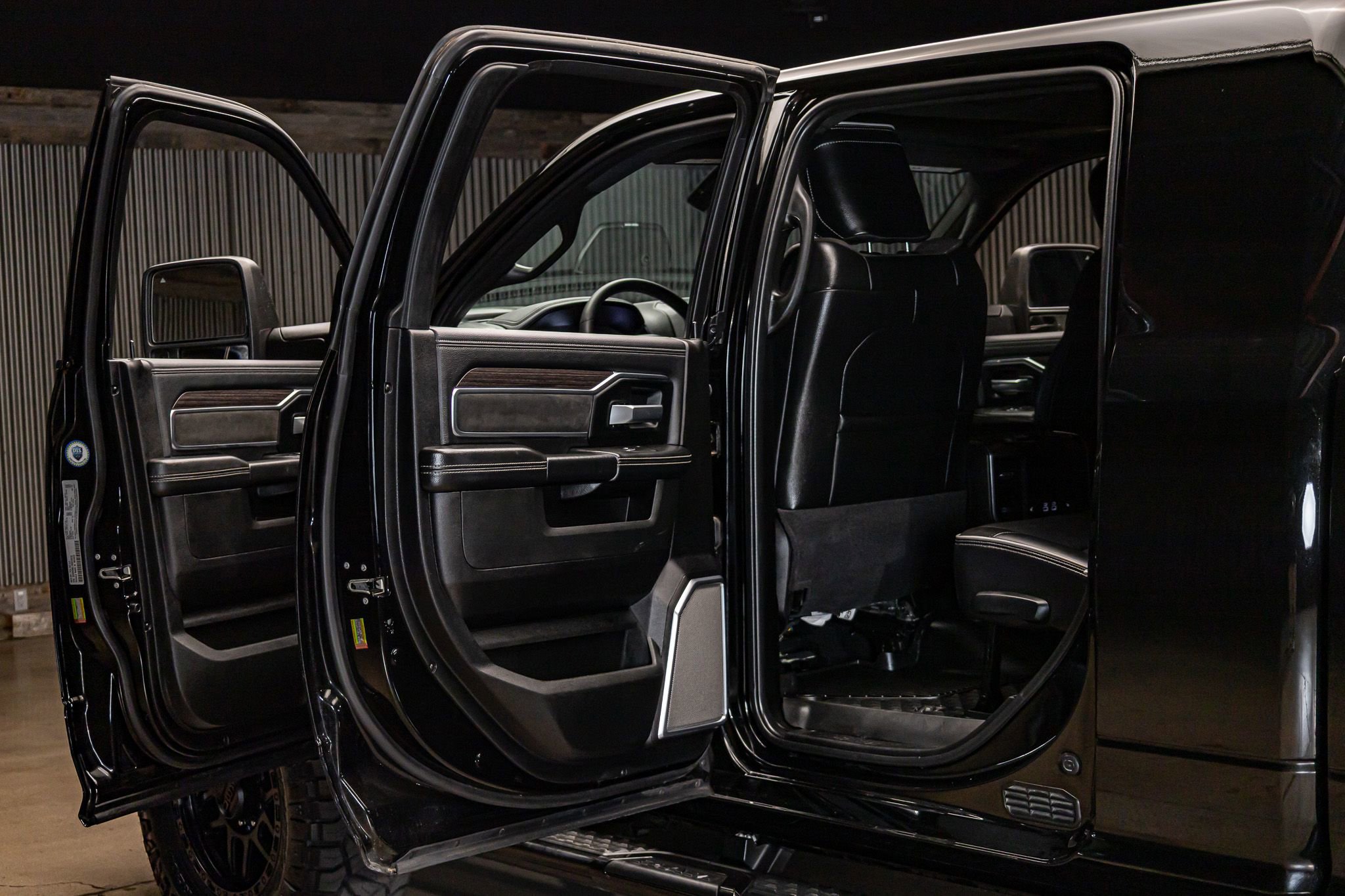 Used 2025 RAM 3500 Laramie AWD/4WD image 26