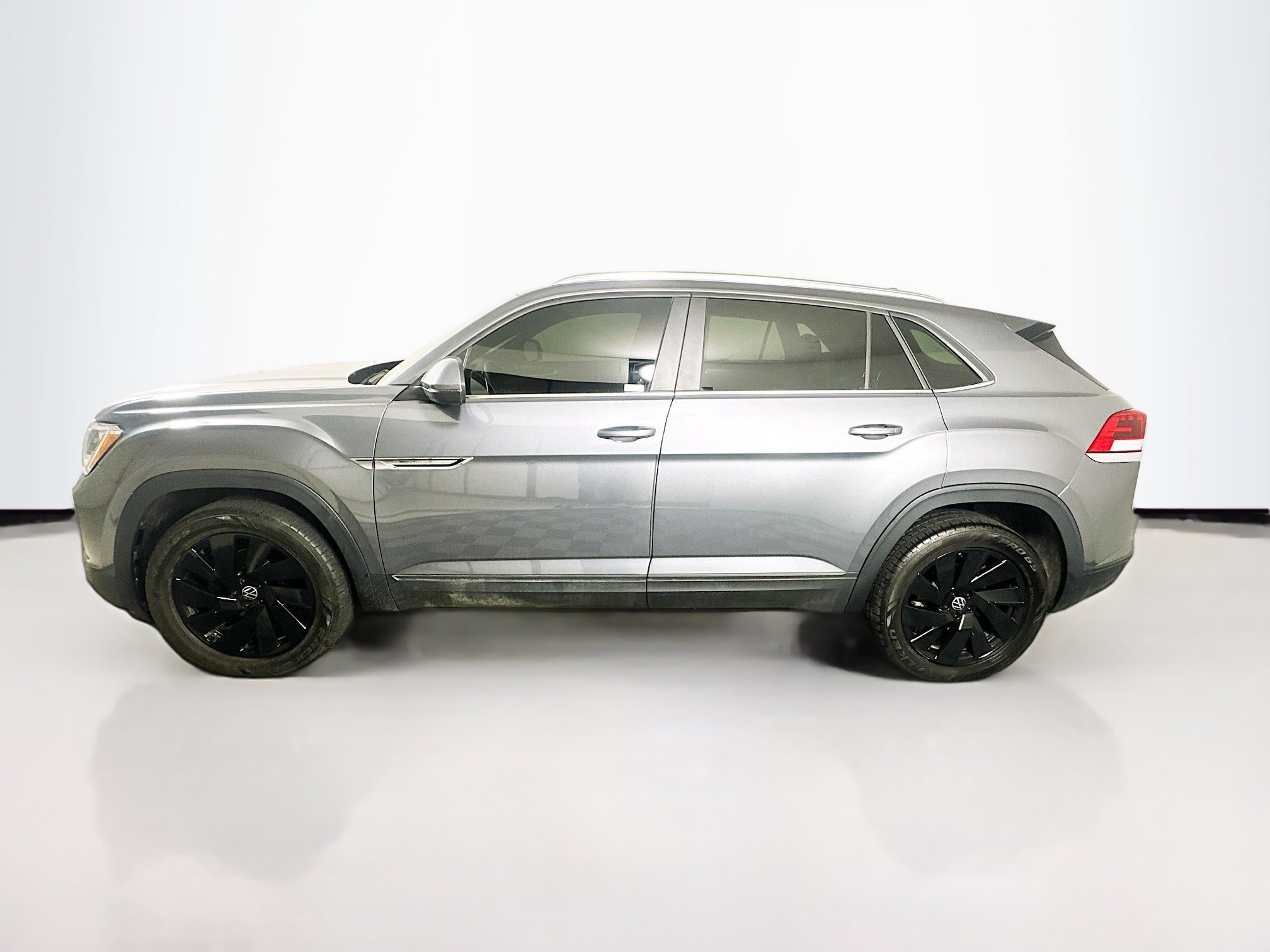 Used 2024 Volkswagen Atlas Cross Sport SE w/ Black Wheel Package FWD image 4