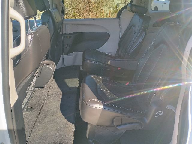 Used 2023 Chrysler Pacifica Touring-L FWD image 18