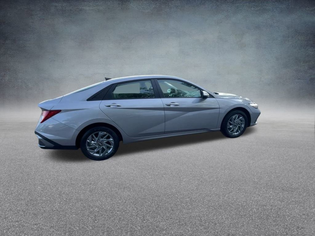 Used 2025 Hyundai Elantra Blue image 24