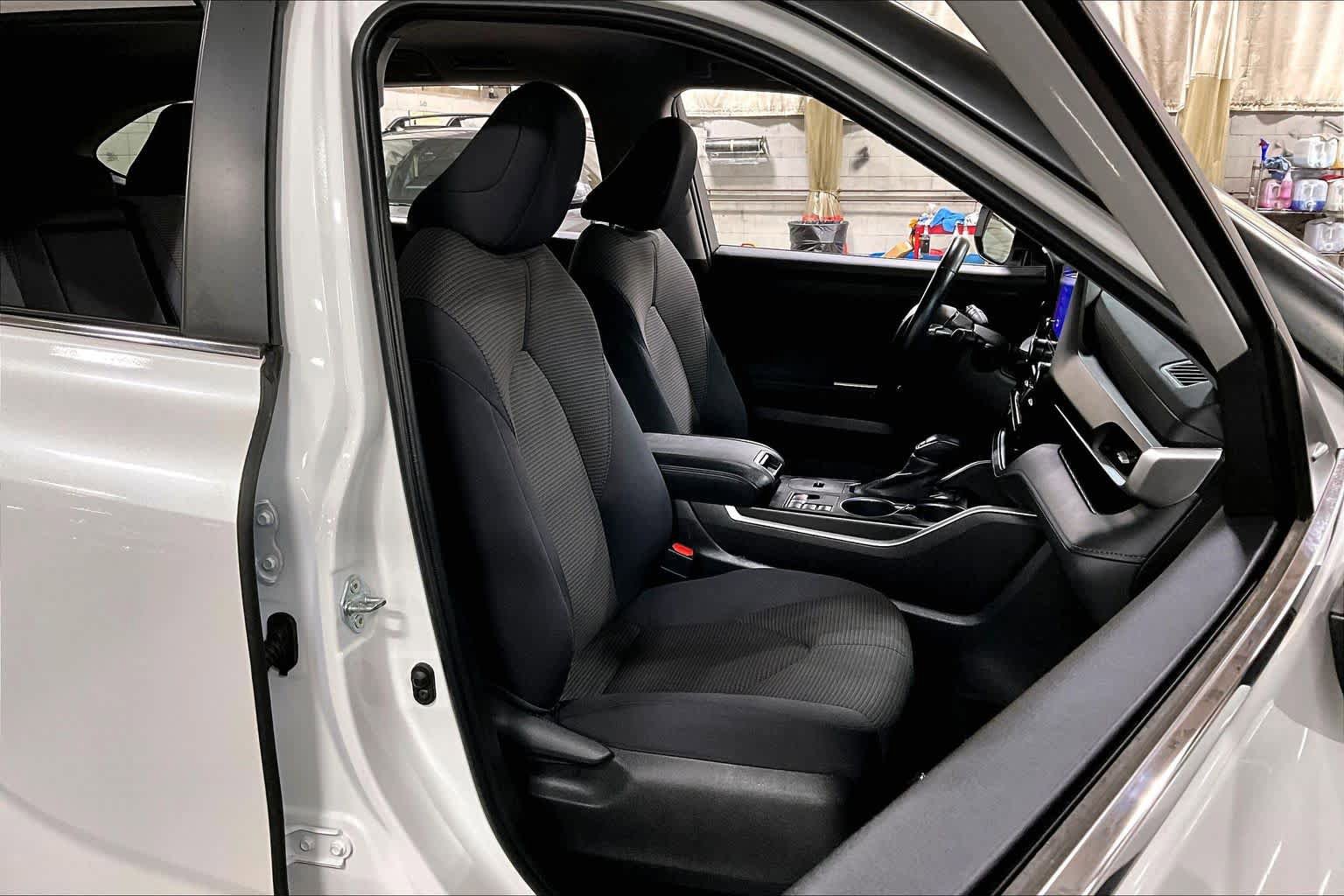 Used 2023 Toyota Highlander LE FWD image 9