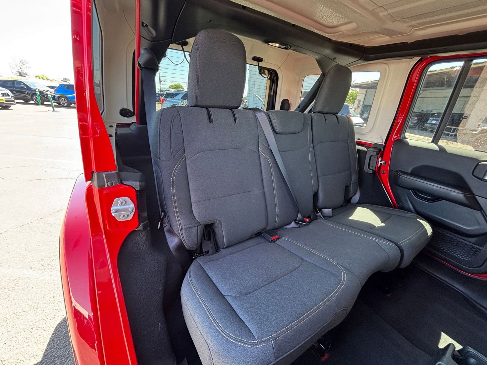 Used 2025 Jeep Wrangler Unlimited Sahara AWD/4WD image 39