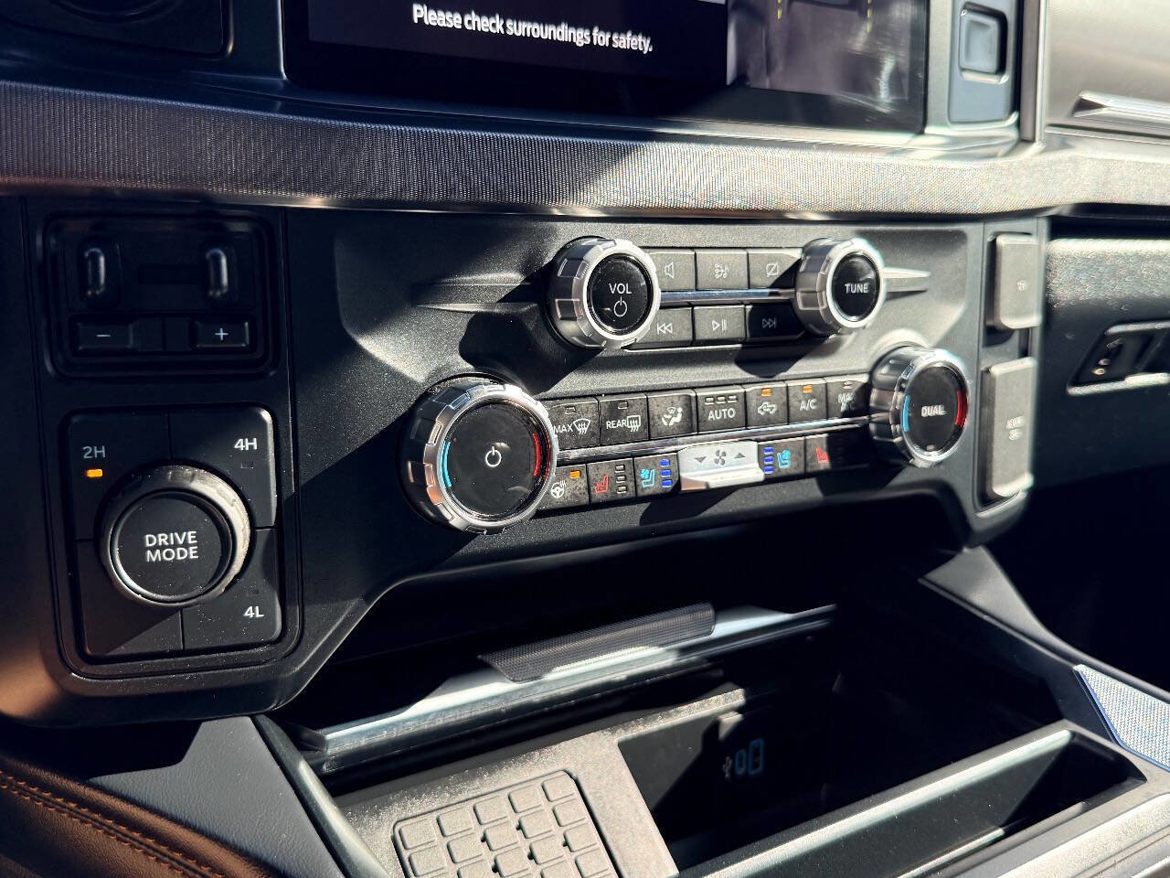 Used 2024 Ford F450 Platinum w/ FX4 Off-Road Package image 30