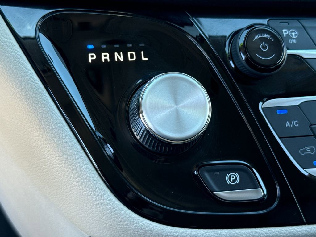 Used 2021 Chrysler Pacifica Touring-L image 25