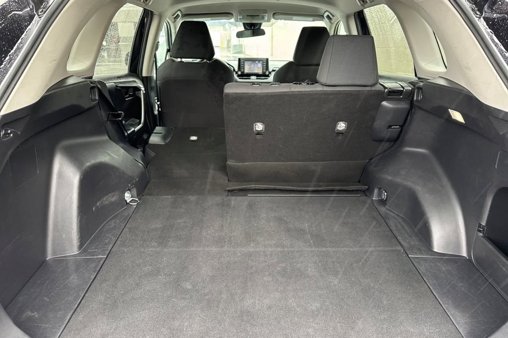Used 2022 Toyota RAV4 LE image 16