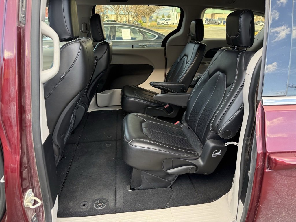 Used 2023 Chrysler Pacifica Touring-L image 14