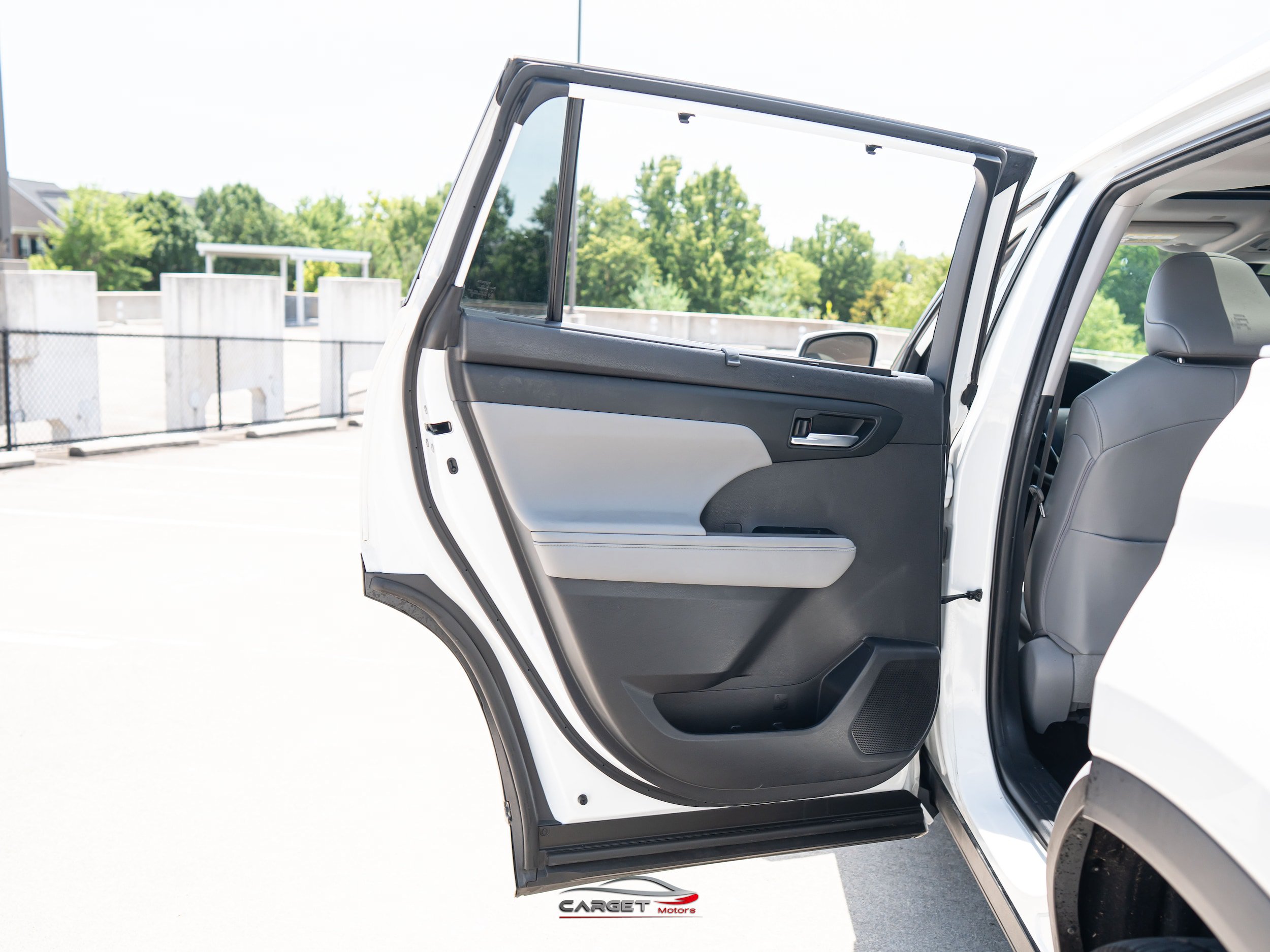 Used 2021 Toyota Highlander XLE AWD/4WD image 42