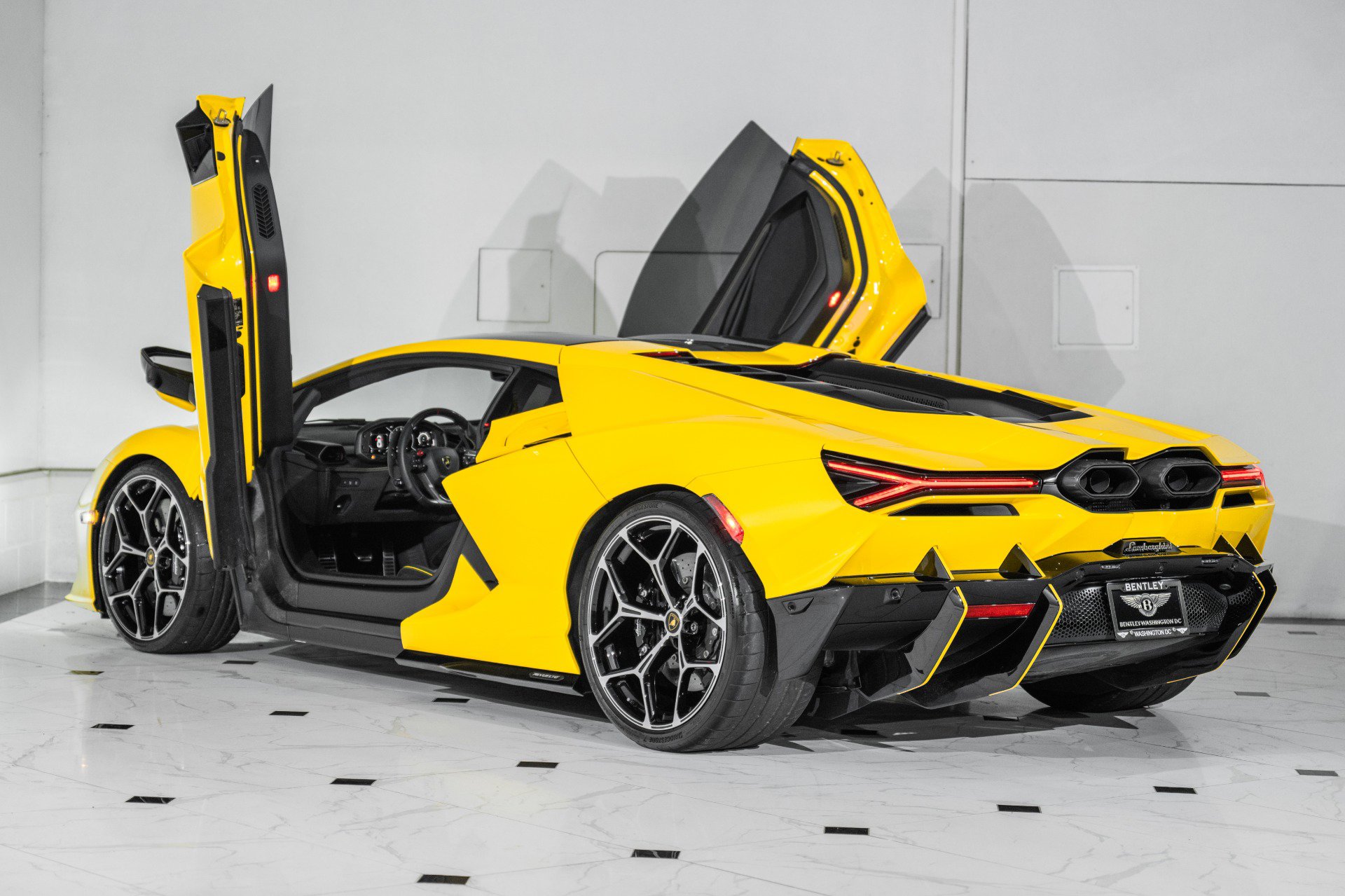 Used 2024 Lamborghini Revuelto image 21