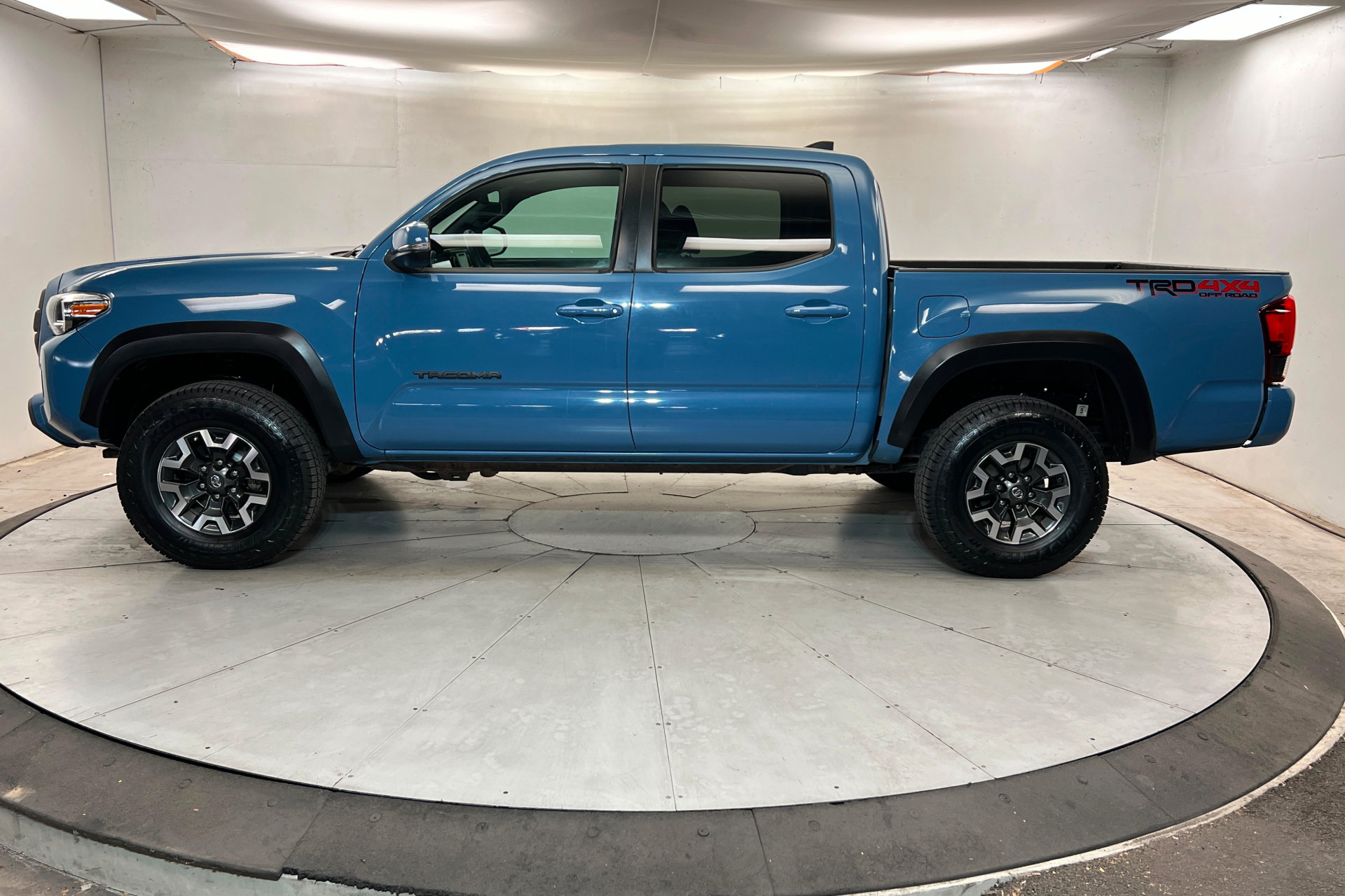 Used 2019 Toyota Tacoma TRD Off-Road w/ Technology Package AWD/4WD image 2