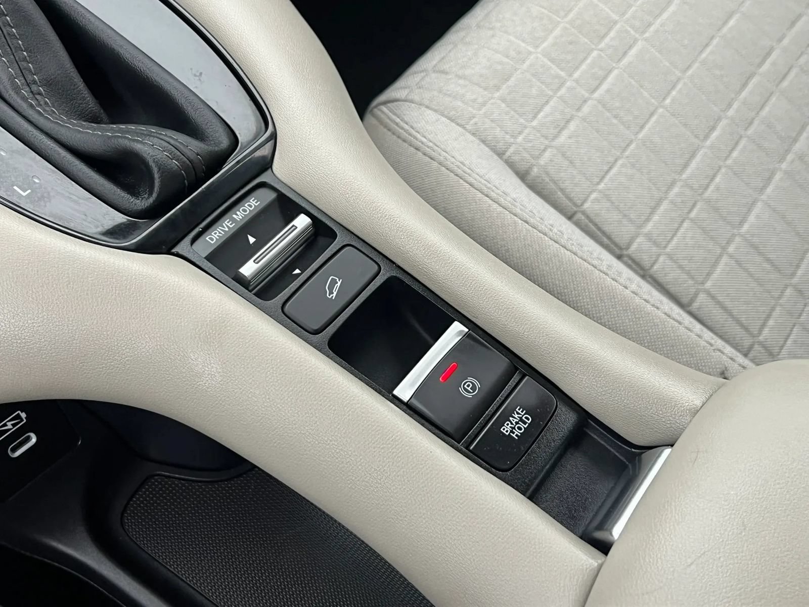 Used 2025 Honda HR-V LX image 33