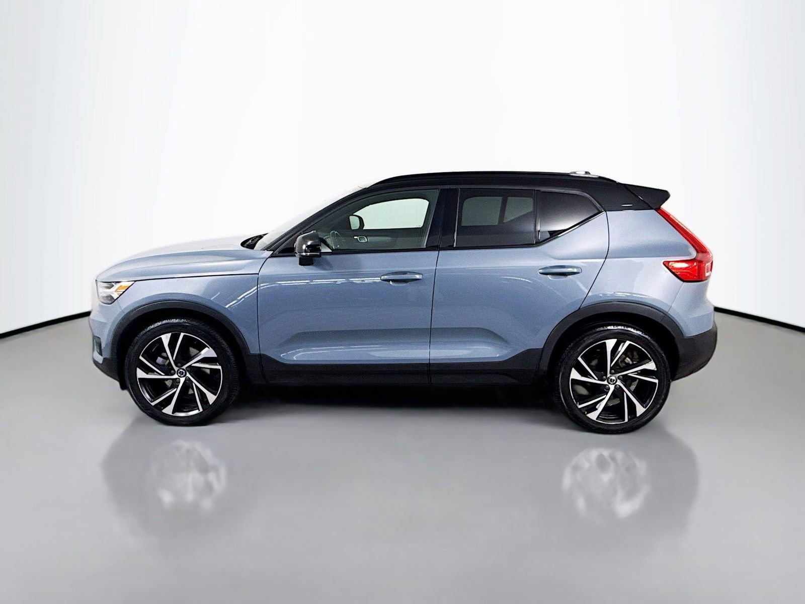 Used 2021 Volvo XC40 T5 R-Design image 2