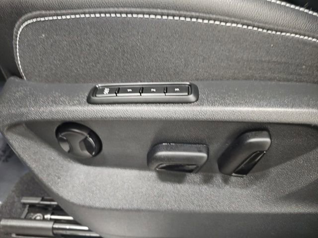 Used 2025 Volkswagen Atlas Cross Sport SEL R-Line image 16