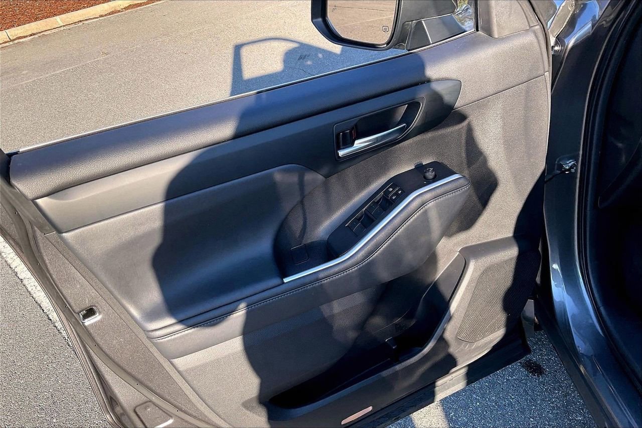 Used 2022 Toyota Highlander XLE image 28