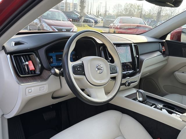 Used 2022 Volvo XC60 B5 Momentum image 10