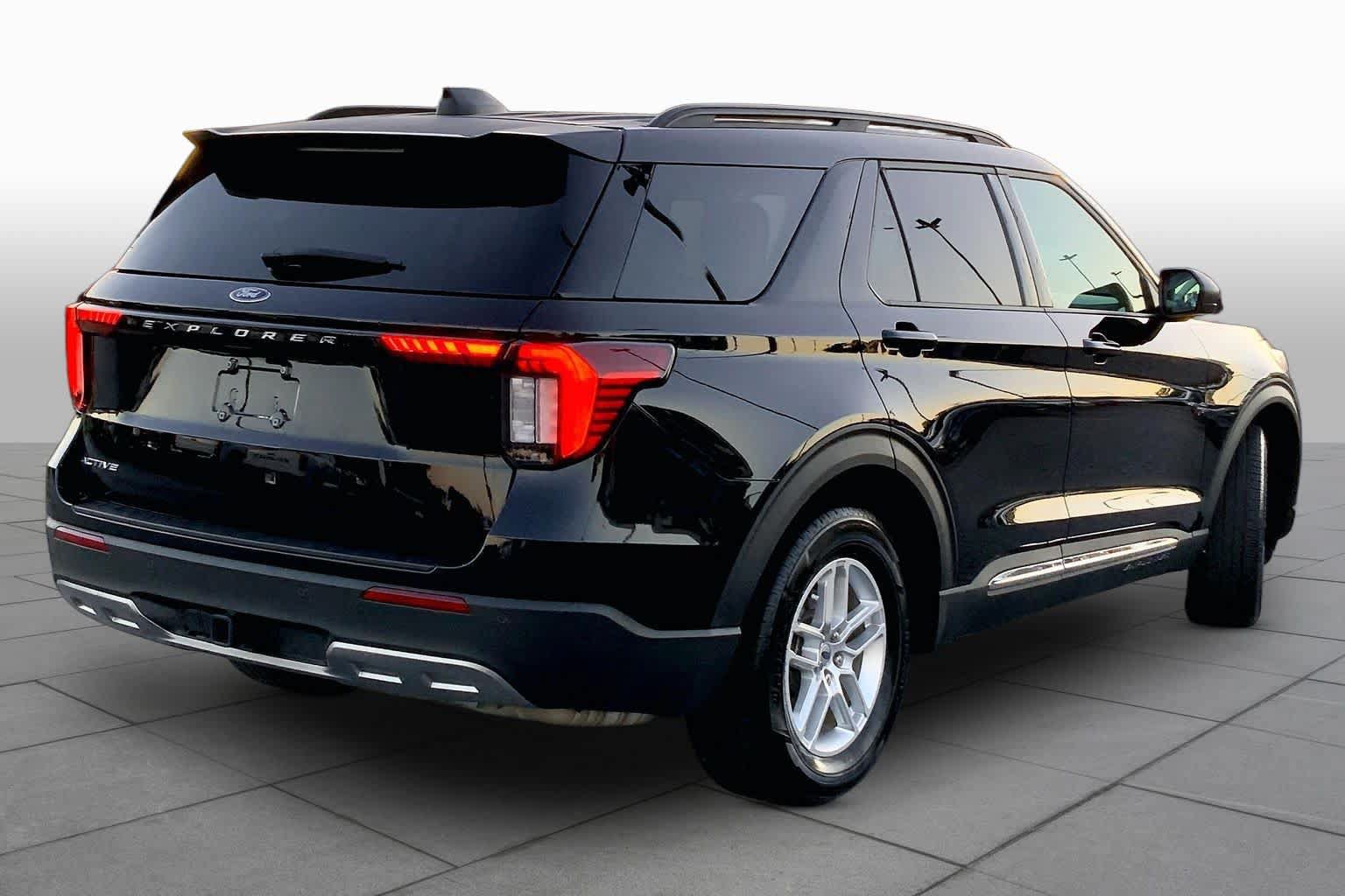 Used 2025 Ford Explorer Active w/ Active Comfort Package RWD image 12