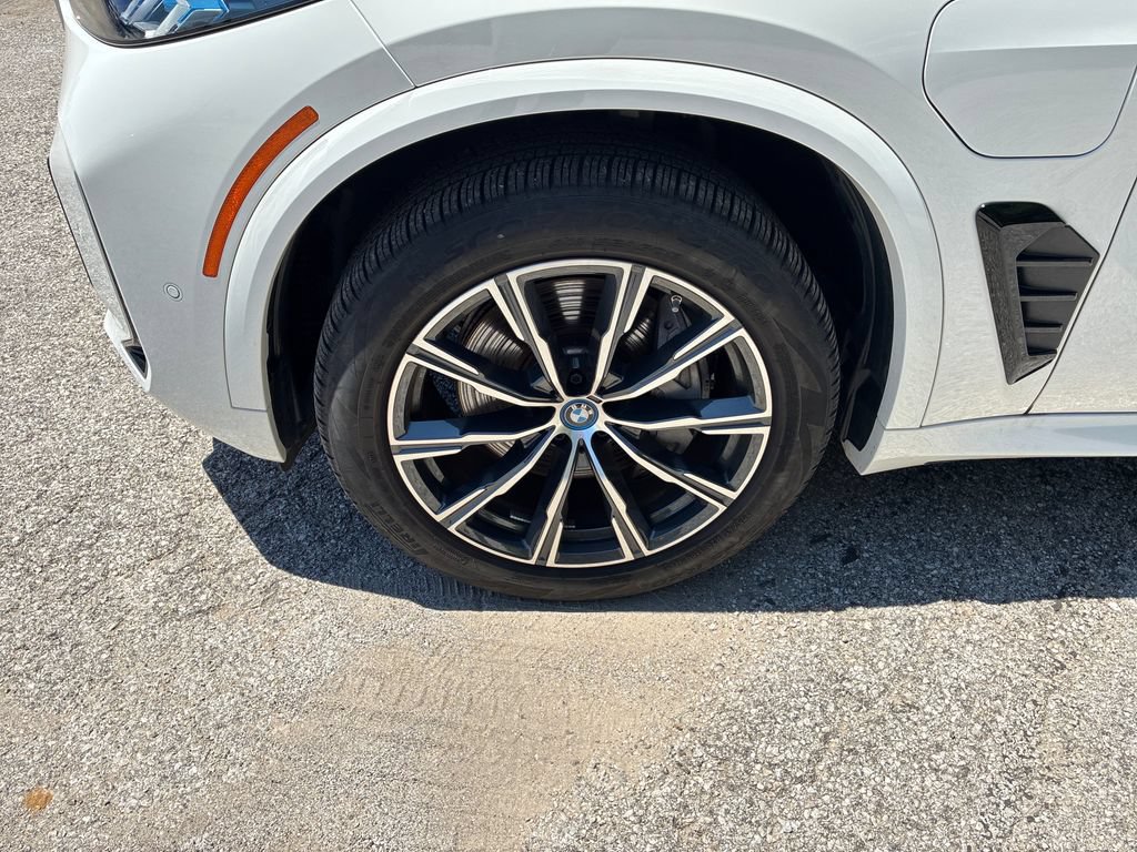 Used 2025 BMW X5 xDrive50e w/ M Sport Package AWD/4WD image 9