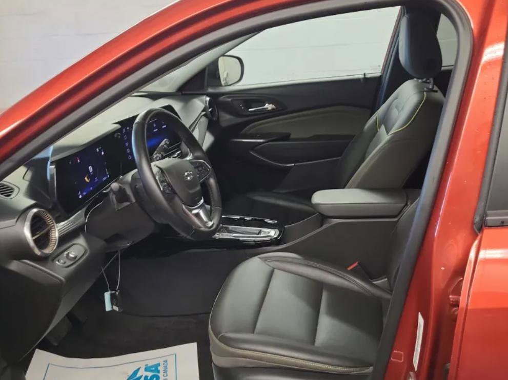 Used 2024 Chevrolet Trax ACTIV w/ Sunroof Package image 2