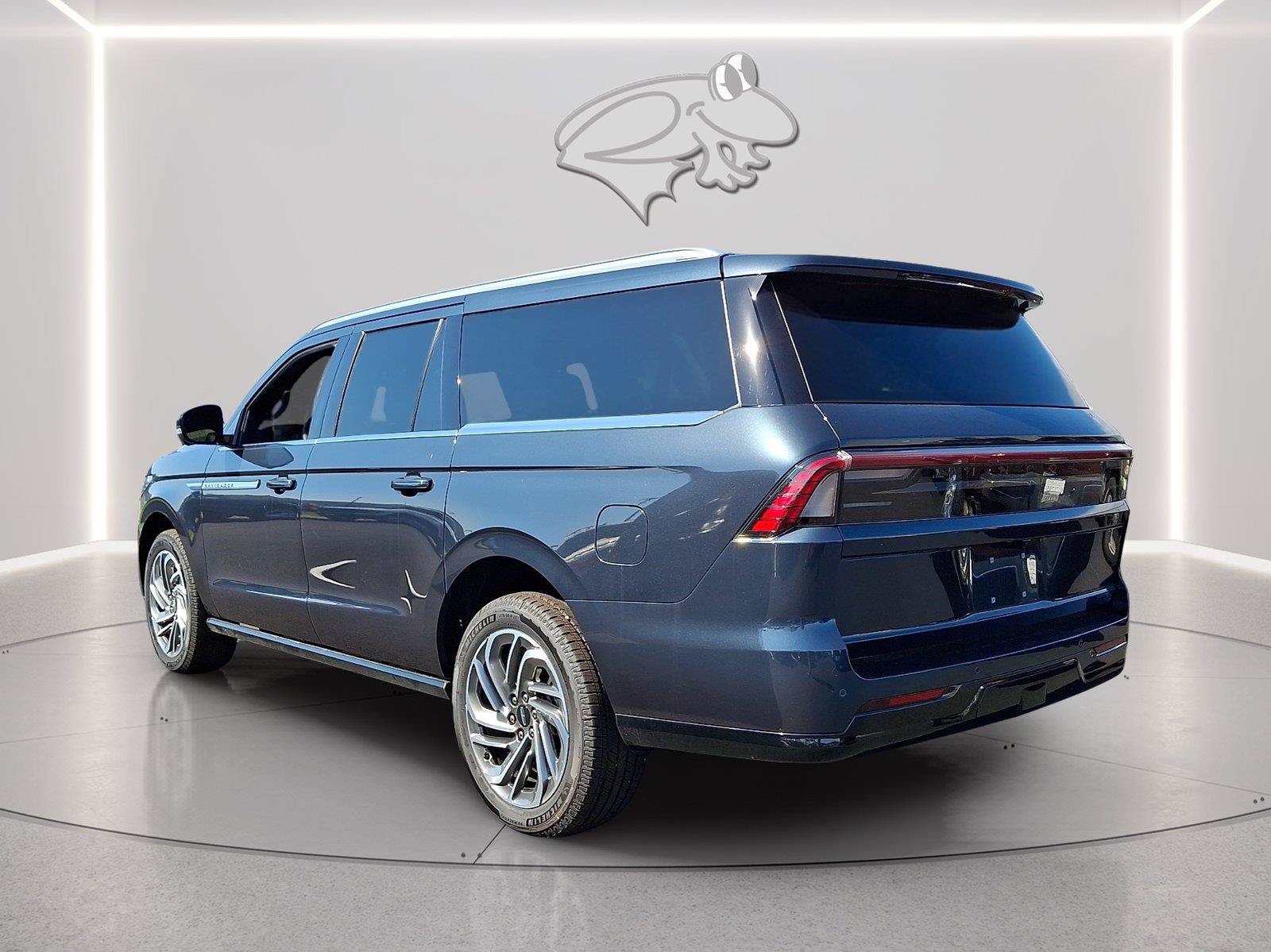 New 2026 Lincoln Navigator L Reserve AWD/4WD image 2