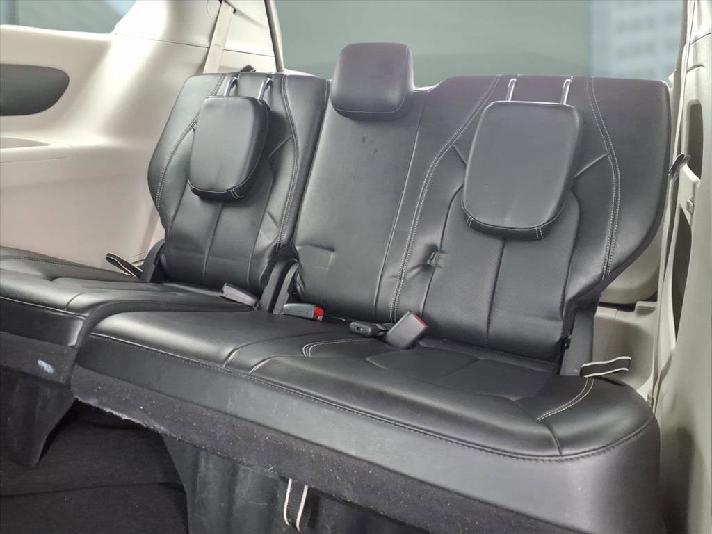 Used 2024 Chrysler Pacifica Touring-L image 15