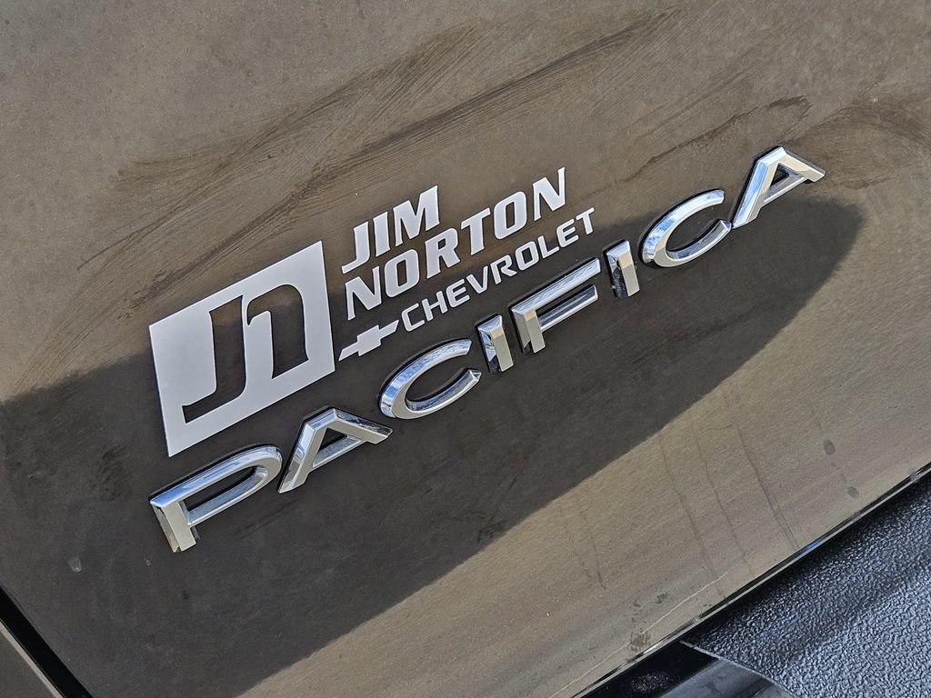 Used 2024 Chrysler Pacifica Touring FWD image 11