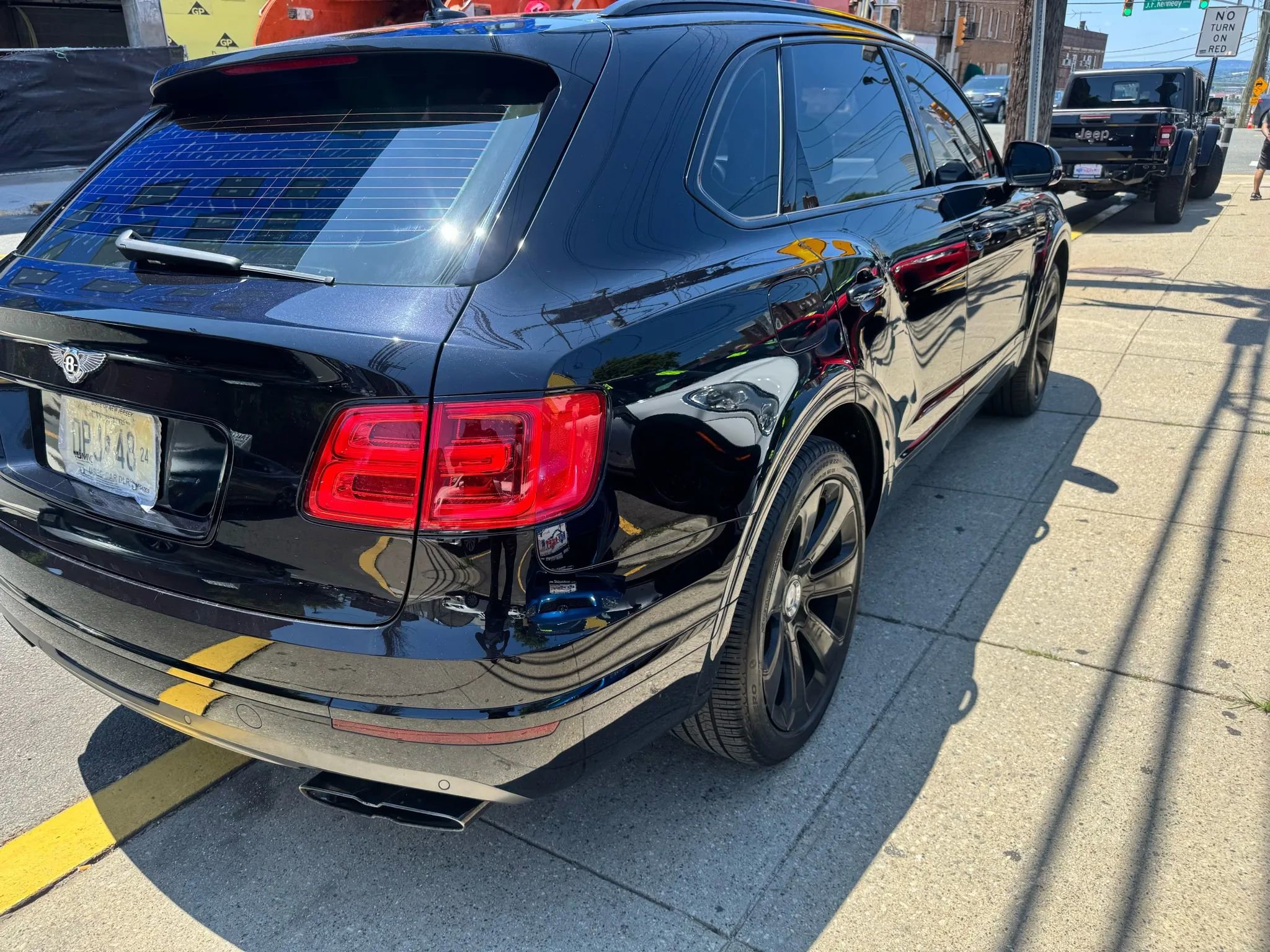 Used 2020 Bentley Bentayga Design Series image 12