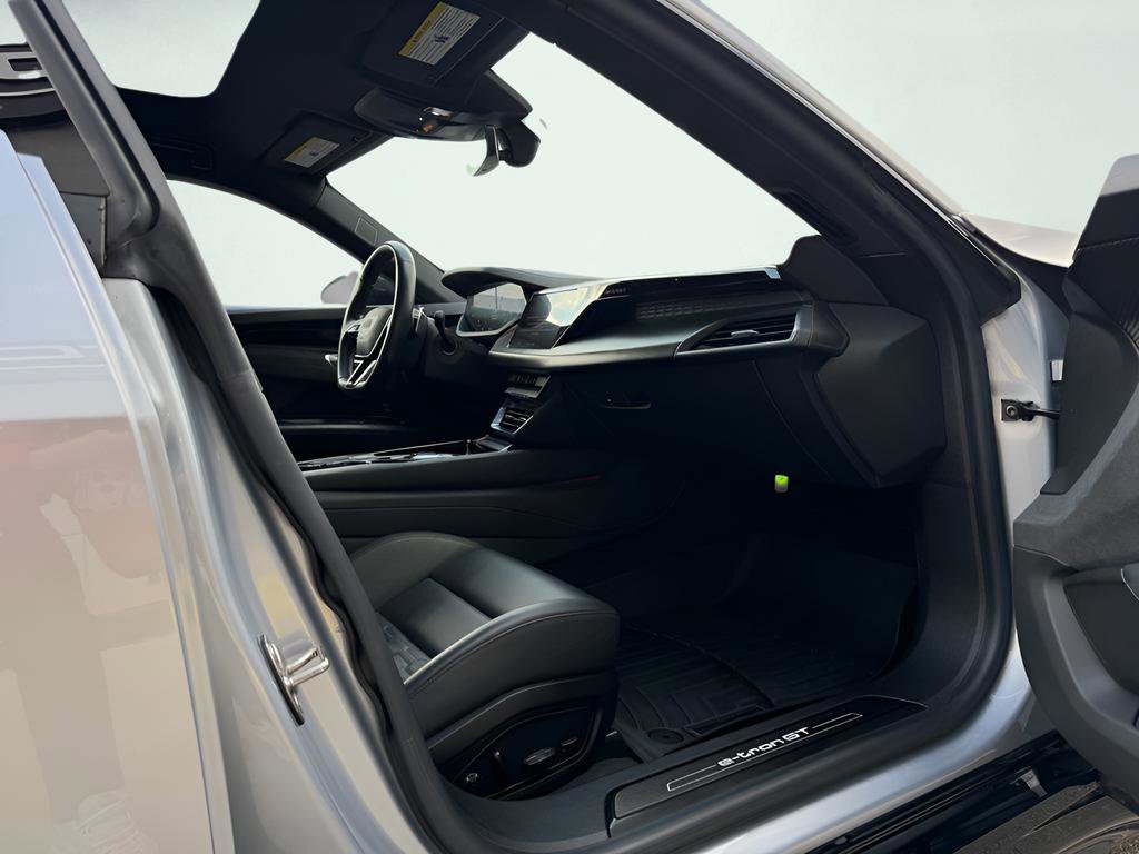 Used 2022 Audi e-tron GT Prestige image 34