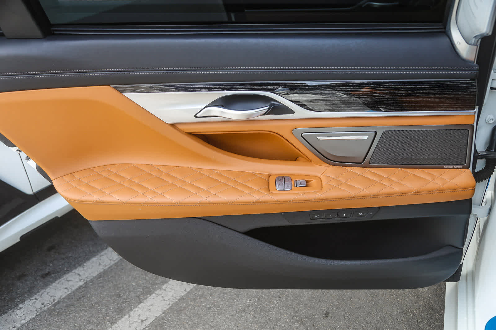 Certified 2022 BMW 750i xDrive w/ Autobahn Package image 16