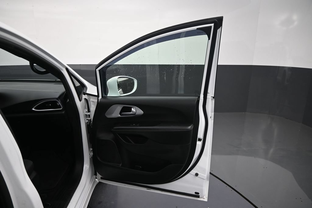 Used 2019 Chrysler Pacifica Touring Plus w/ Advanced Safetytec Group FWD image 36