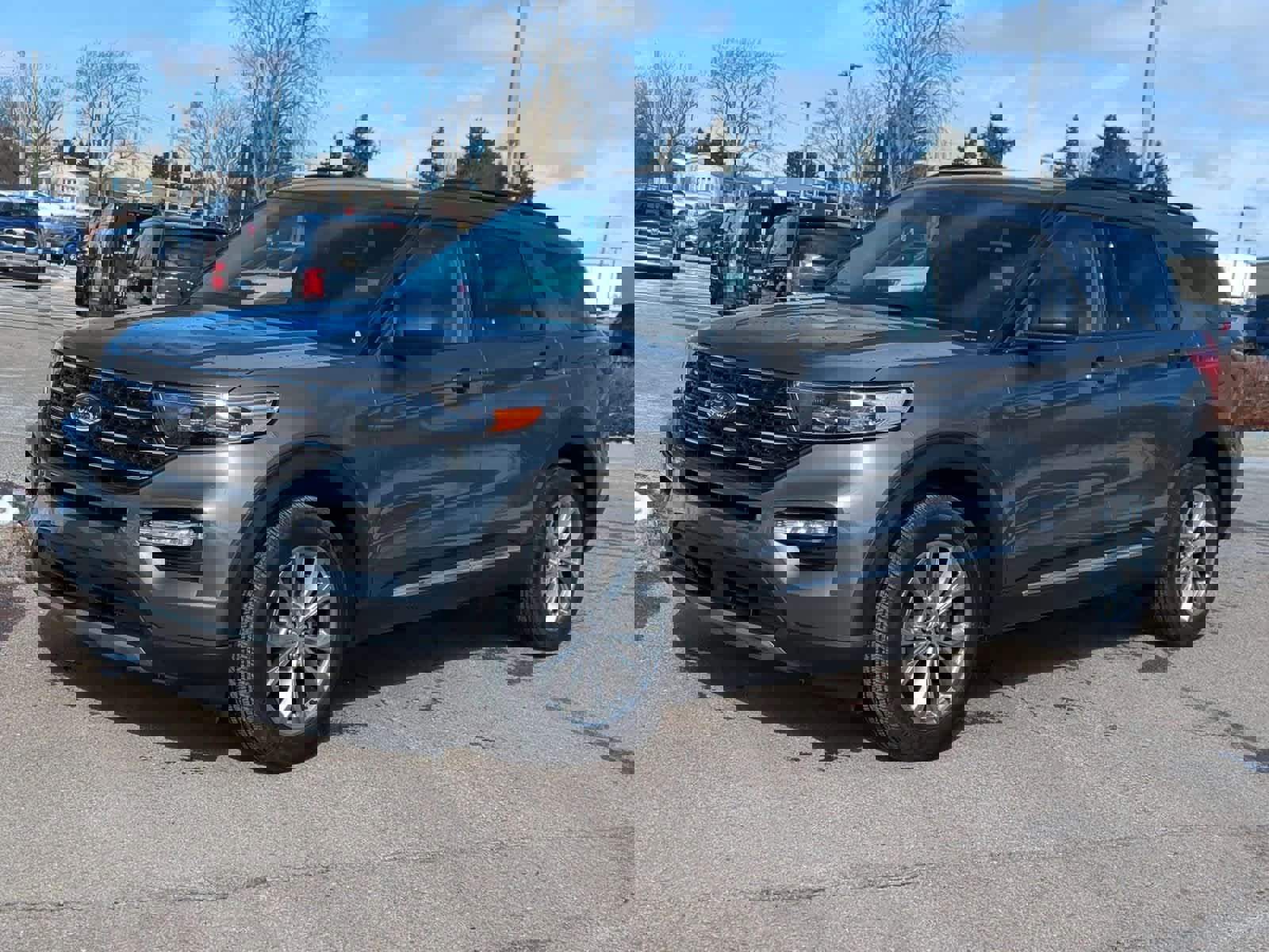 Used 2023 Ford Explorer XLT w/ Equipment Group 202A image 4