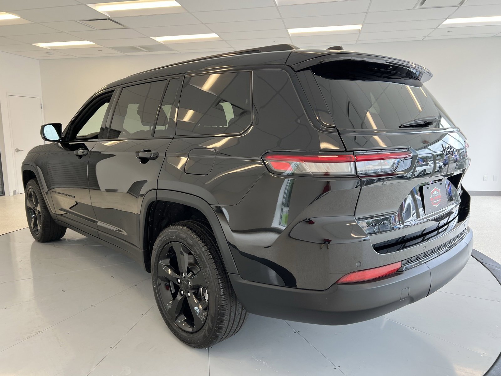 Used 2024 Jeep Grand Cherokee L Limited w/ Black Appearance Package image 5