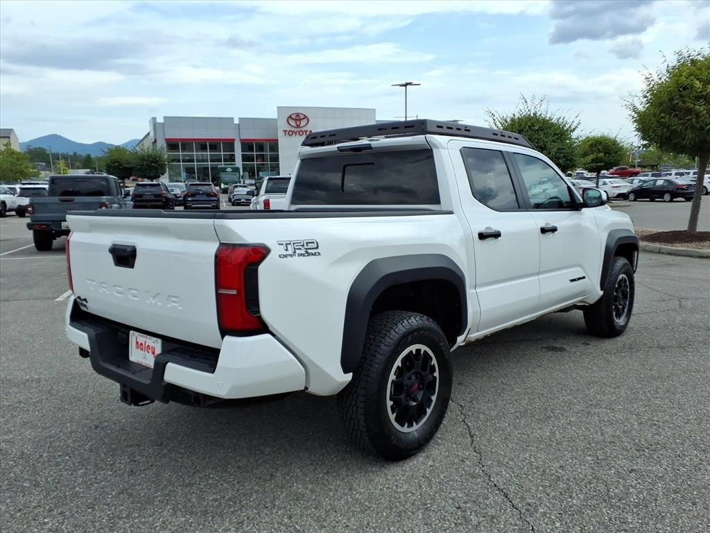 Used 2024 Toyota Tacoma TRD Off-Road w/ TRD Off Road Upgrade Package AWD/4WD image 4
