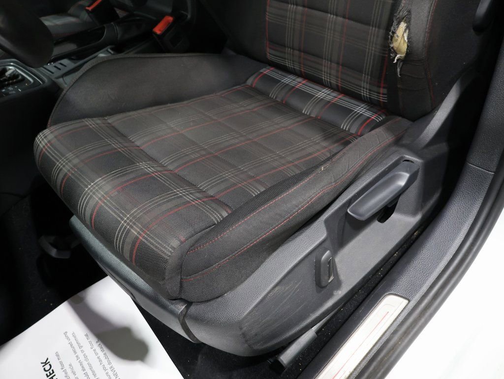 Used 2017 Volkswagen Golf S image 9