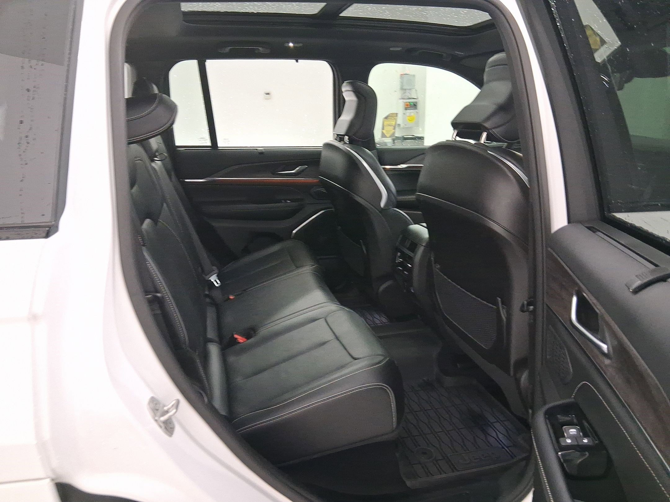 Used 2024 Jeep Grand Cherokee Overland w/ Luxury Tech Group IV image 32