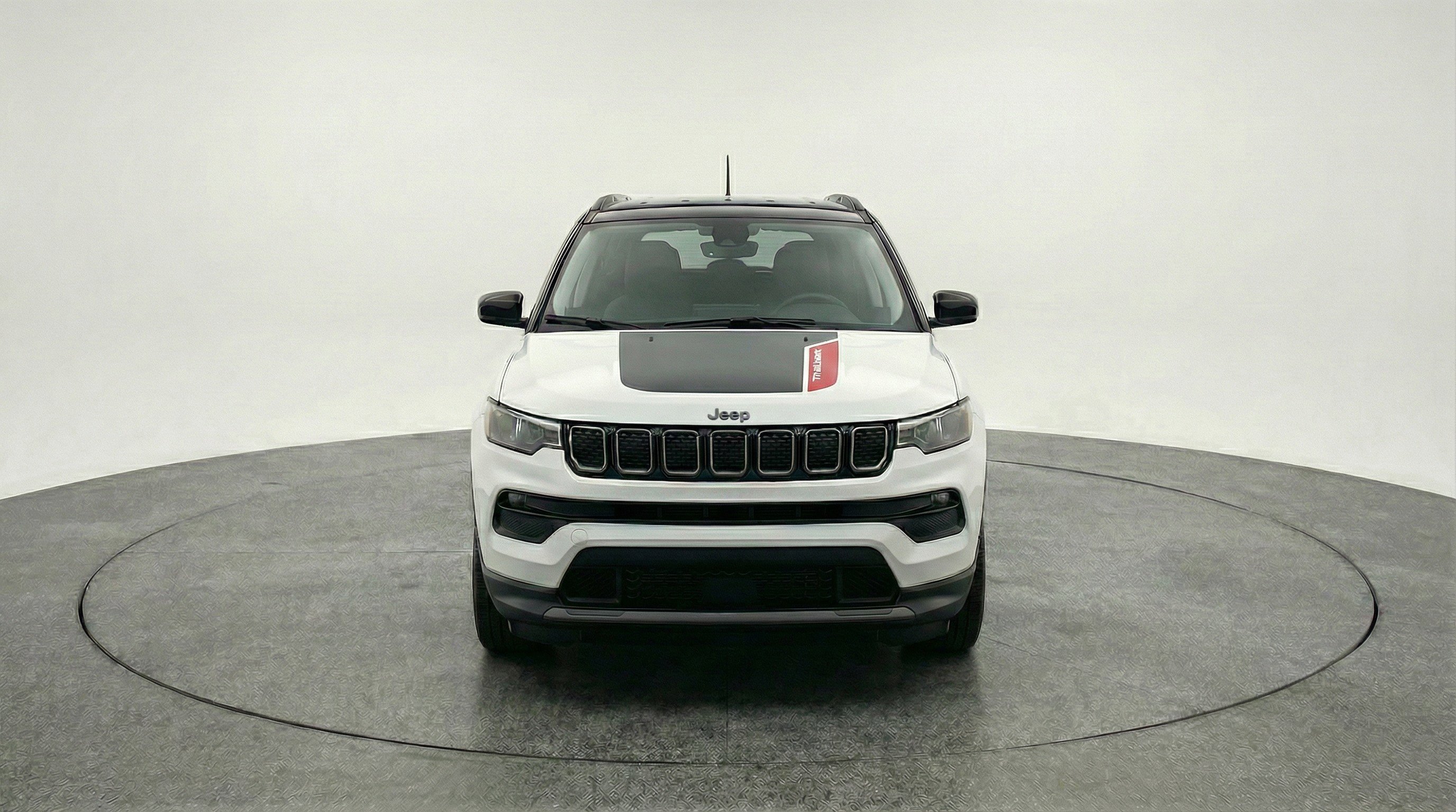 Used 2025 Jeep Compass Trailhawk image 2