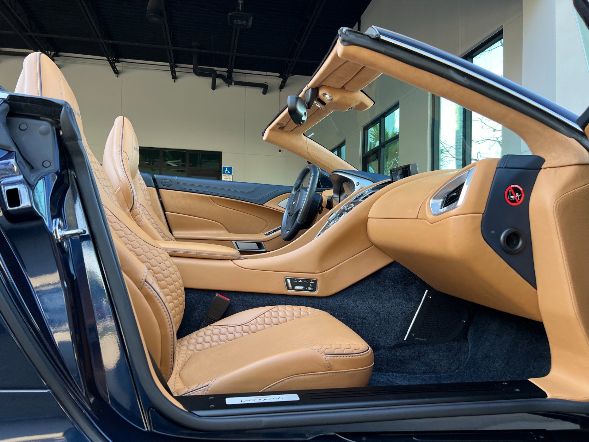 Used 2014 Aston Martin Vanquish Volante image 33