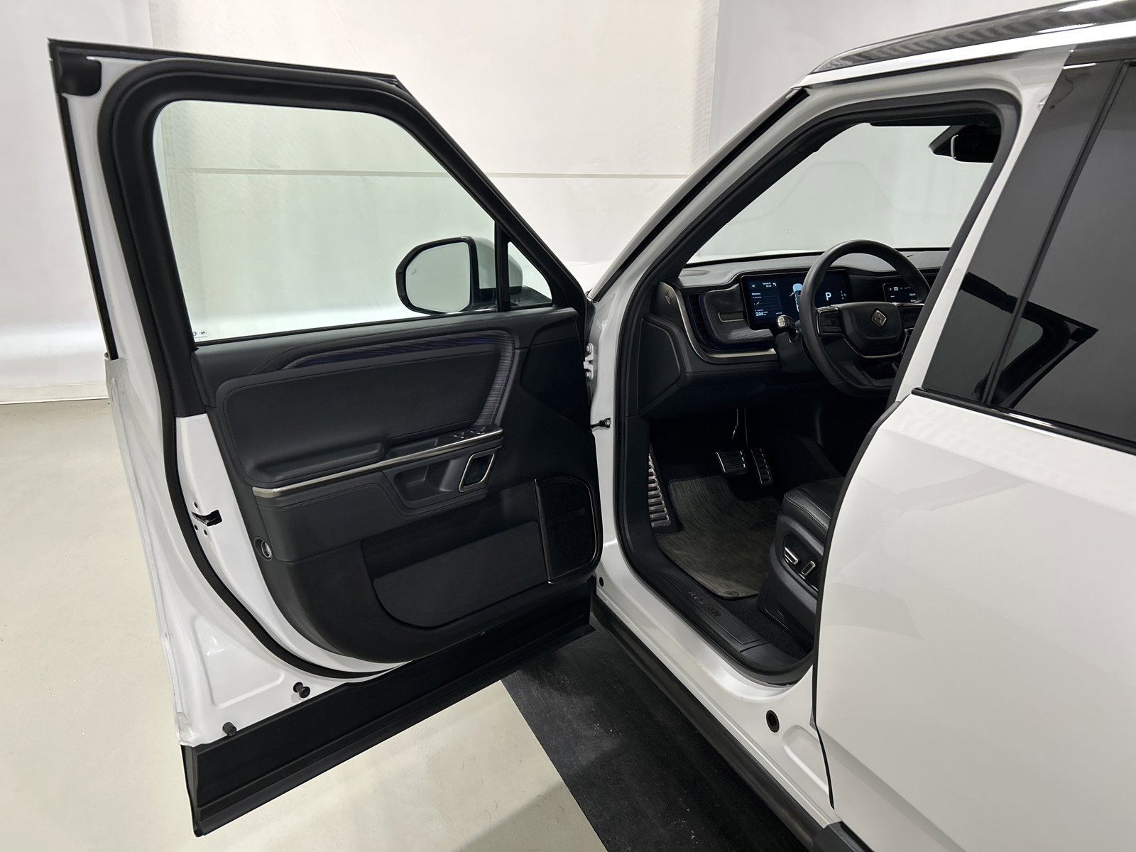 Used 2024 Rivian R1S Adventure image 16