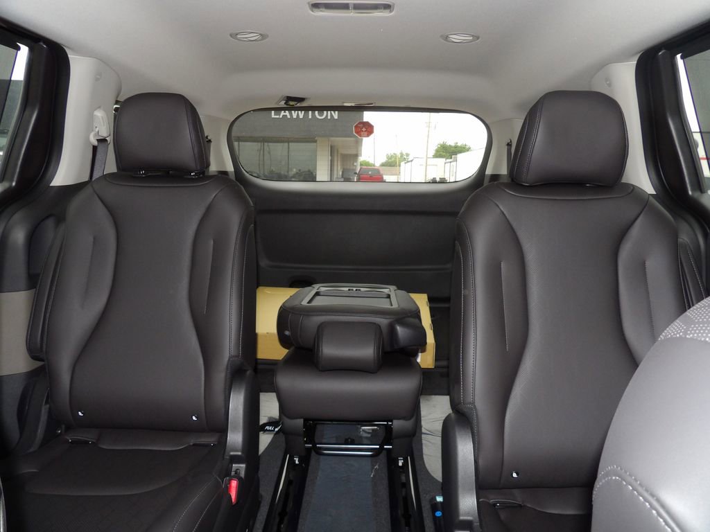 New 2026 Kia Carnival EX FWD image 25