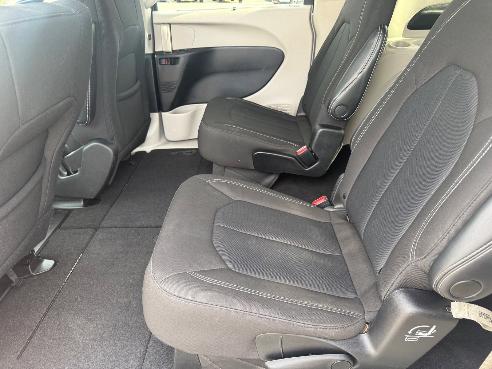 Used 2022 Chrysler Voyager LX image 25