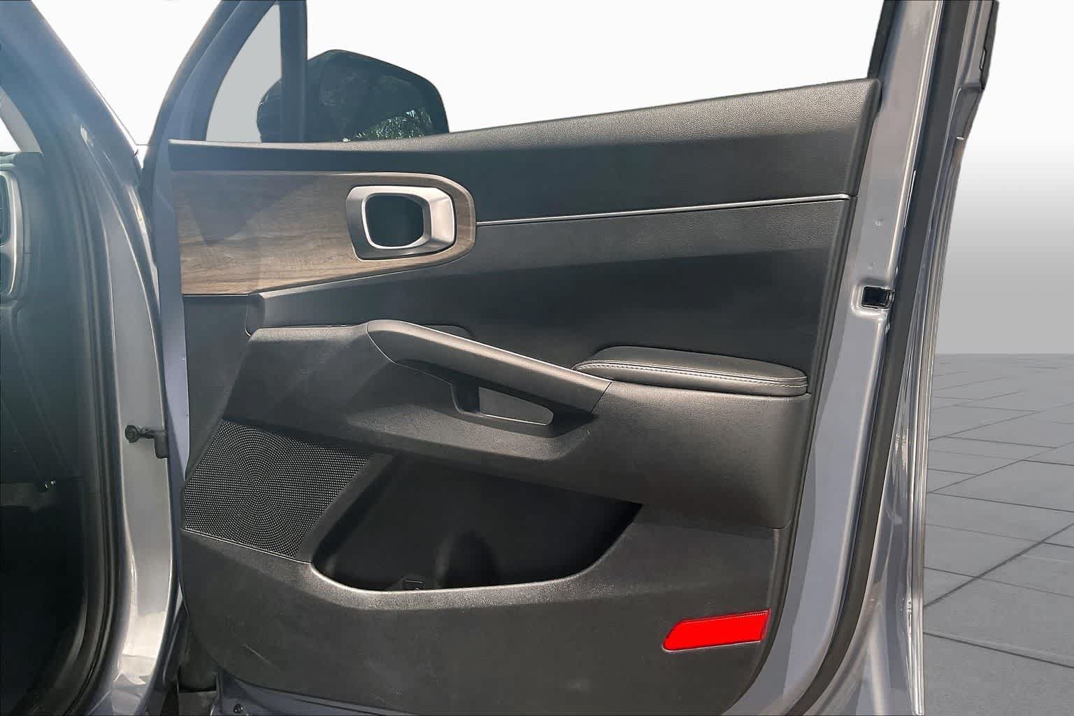 Used 2022 Kia Sorento S w/ Panoramic Sunroof Package AWD/4WD image 23