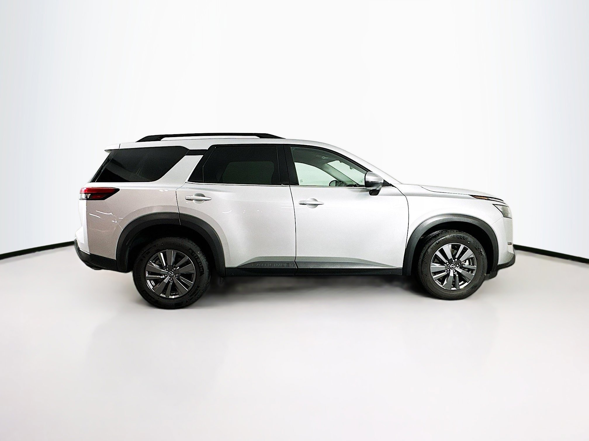 Used 2025 Nissan Pathfinder SV image 10
