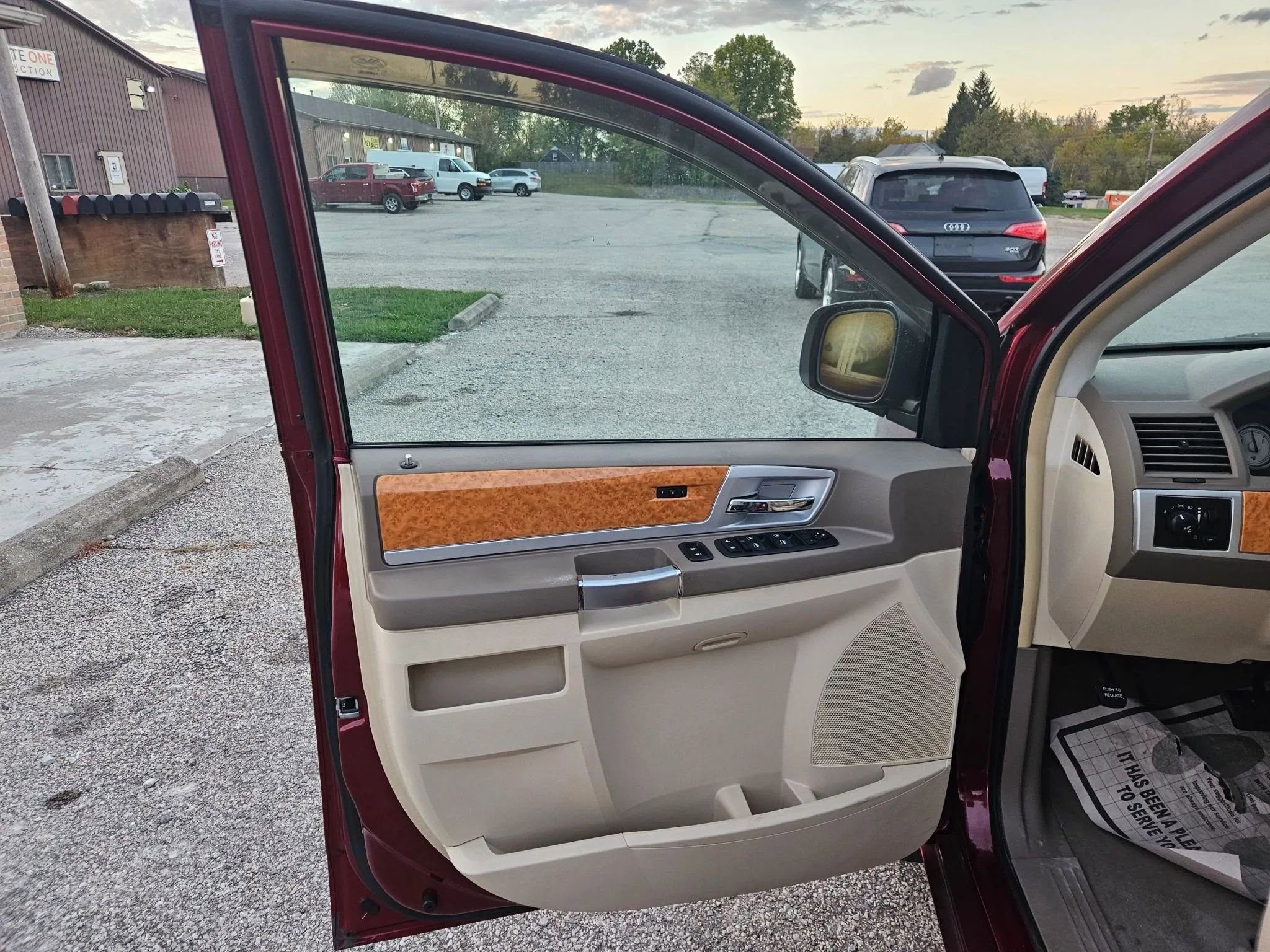 Used 2010 Chrysler Town & Country Limited FWD image 17