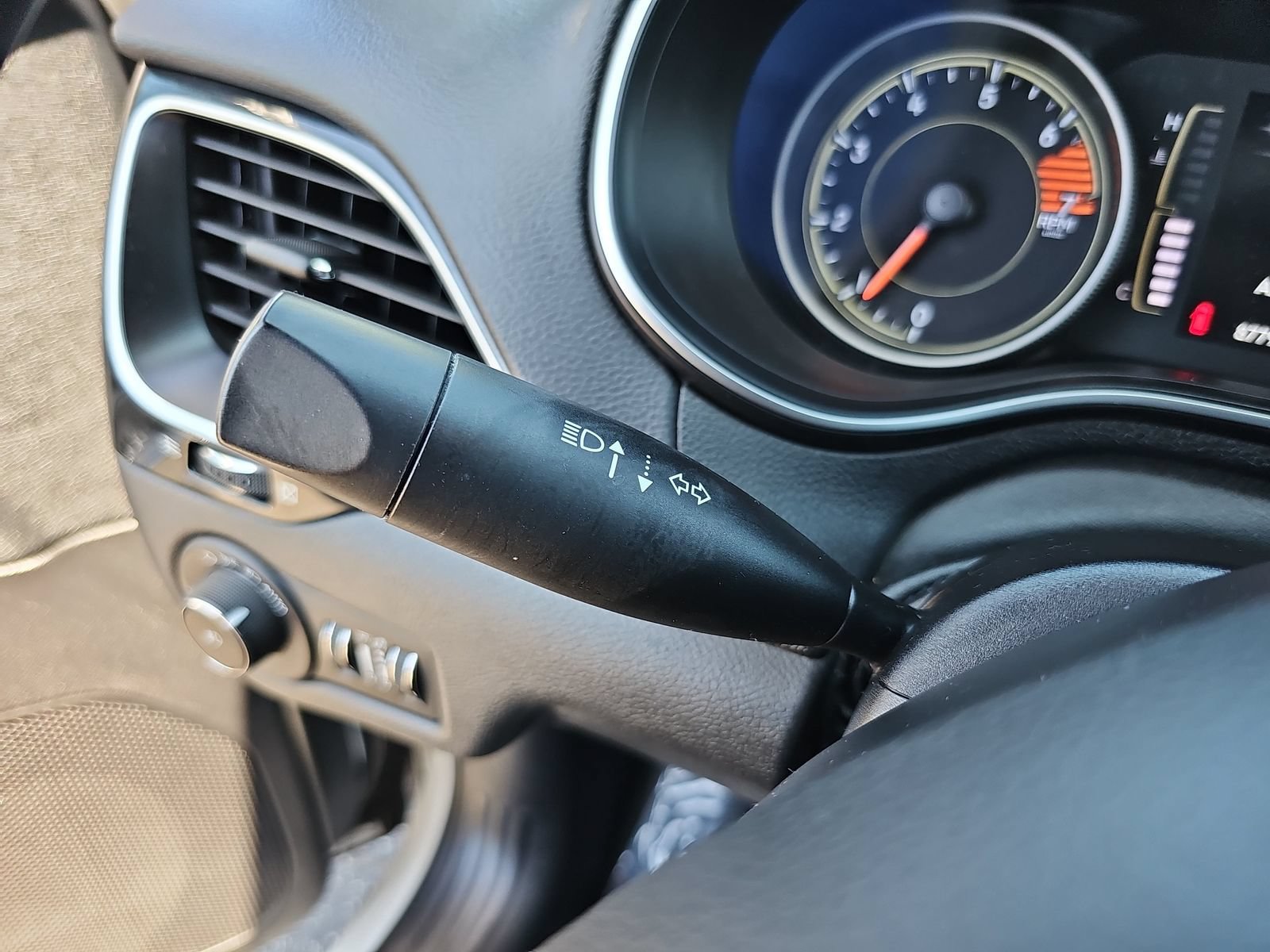 Used 2019 Jeep Cherokee Latitude Plus FWD image 19