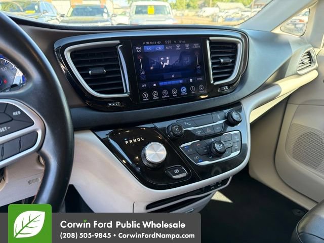 Used 2017 Chrysler Pacifica Touring-L FWD image 19