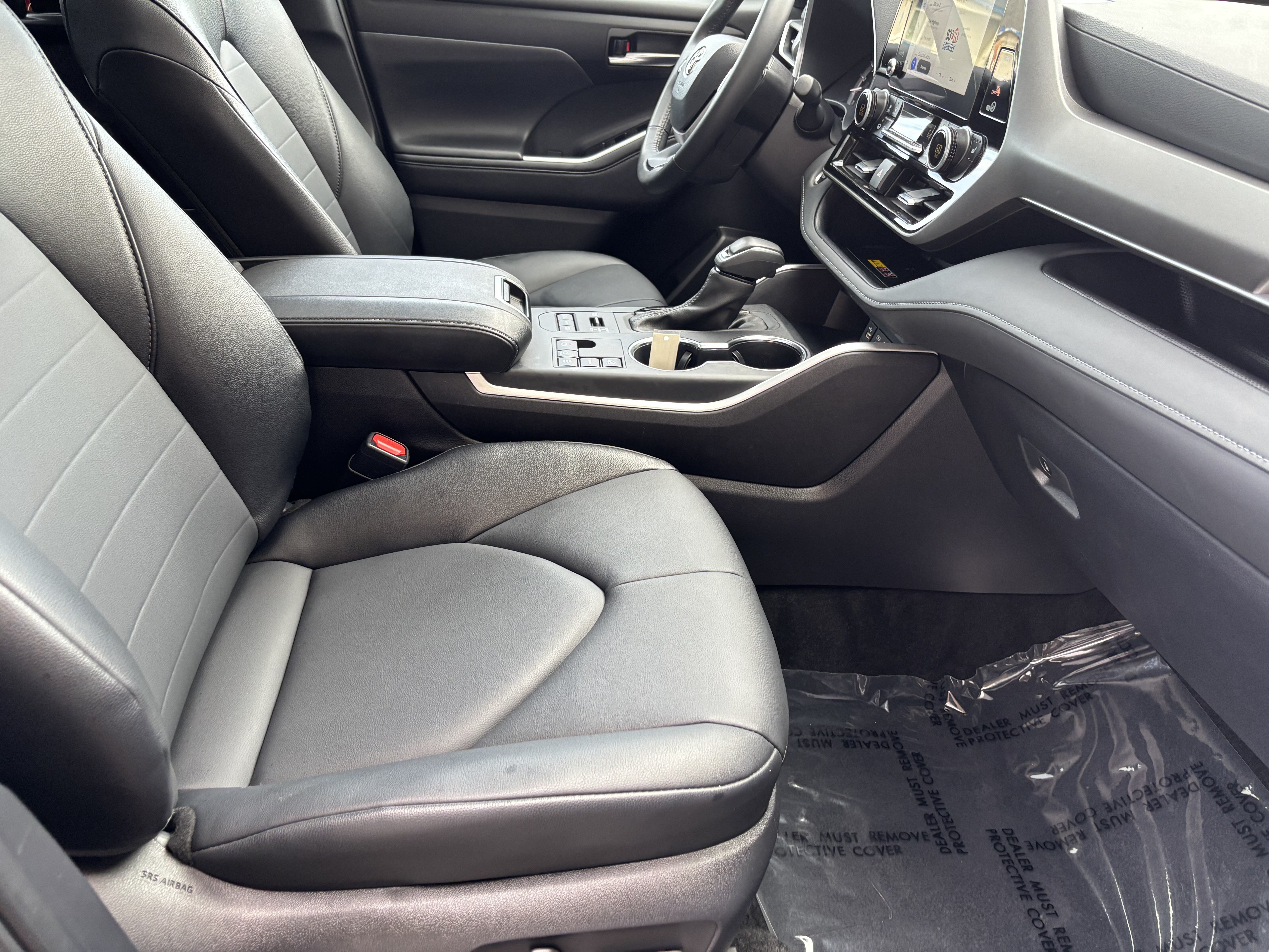 Used 2025 Toyota Highlander XLE AWD/4WD image 31