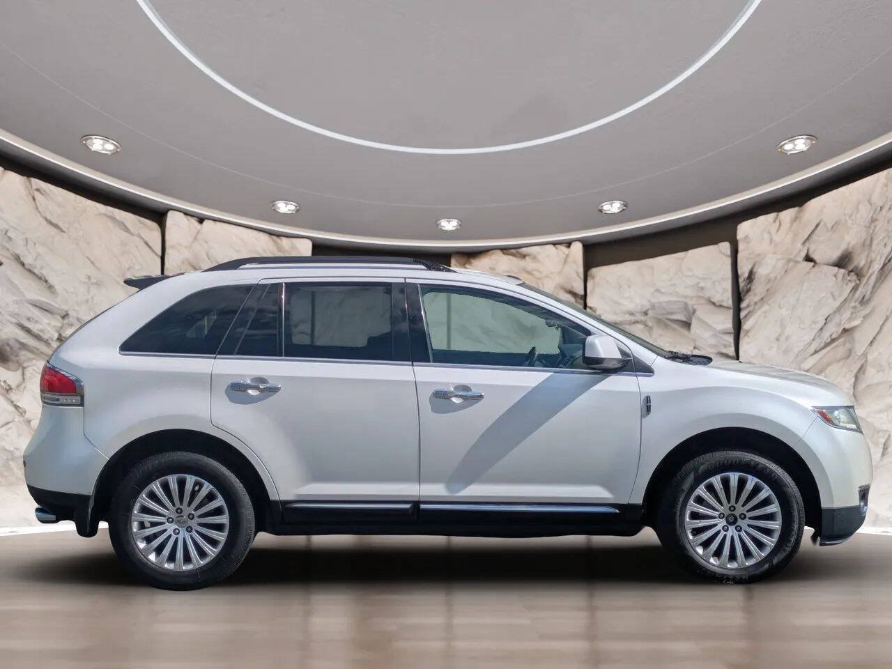 Used 2011 Lincoln MKX 2WD w/ Wood Pkg image 10