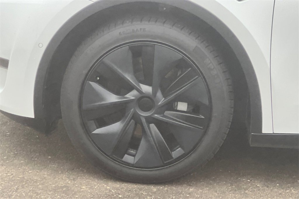 Used 2022 Tesla Model Y Long Range image 27