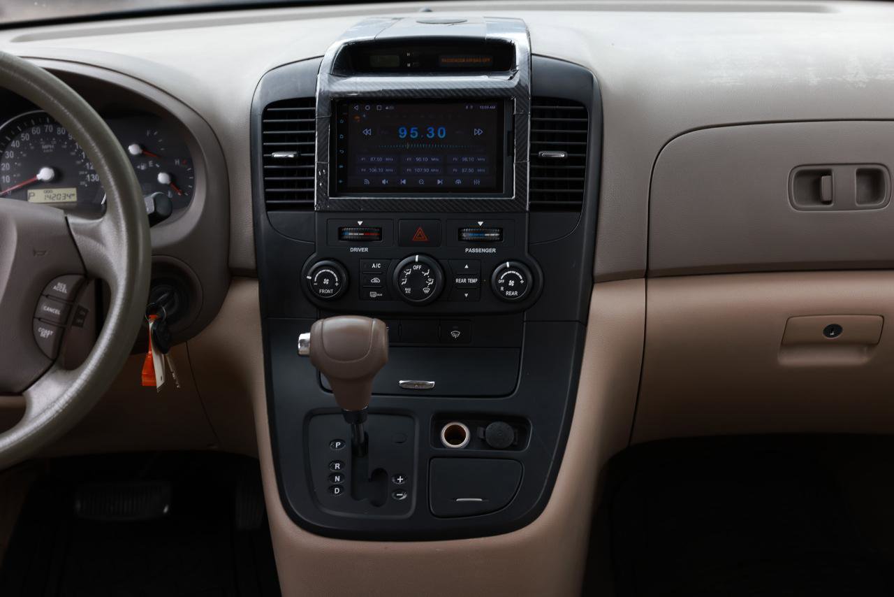 Used 2008 Kia Sedona LX image 36